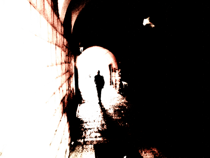 Zelf-bewustzijn gebruiken om aan de duisternis die het zelf veroorzaakt te ontsnappen